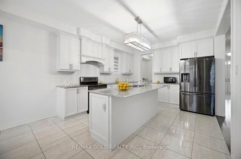 Photo 2 at 814 Green Street, Lefroy, Innisfil