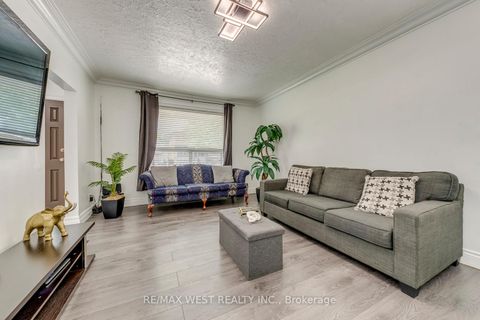 Photo 15 at 49 Montcalm Avenue, Belgravia, Toronto