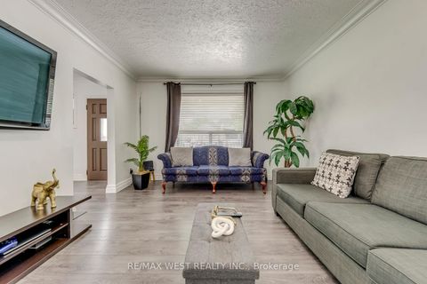 Photo 16 at 49 Montcalm Avenue, Belgravia, Toronto