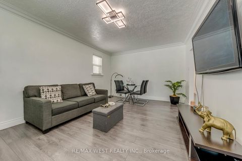 Photo 19 at 49 Montcalm Avenue, Belgravia, Toronto