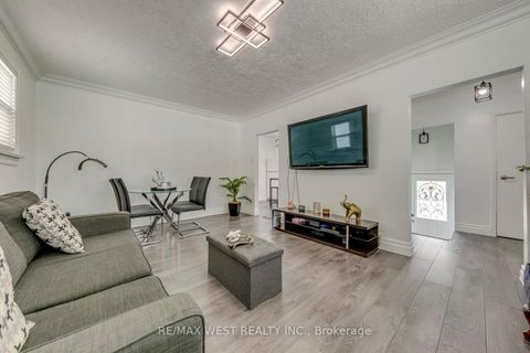 Photo 20 at 49 Montcalm Avenue, Belgravia, Toronto