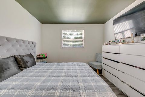 Photo 22 at 49 Montcalm Avenue, Belgravia, Toronto