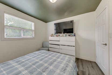 Photo 23 at 49 Montcalm Avenue, Belgravia, Toronto