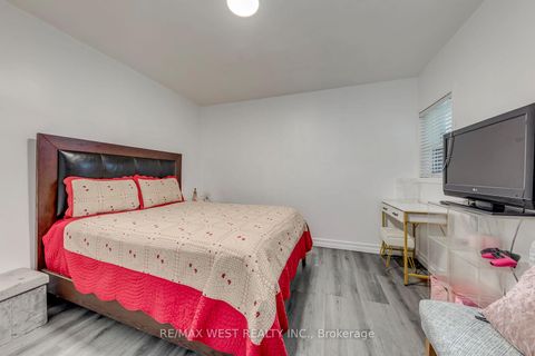 Photo 27 at 49 Montcalm Avenue, Belgravia, Toronto