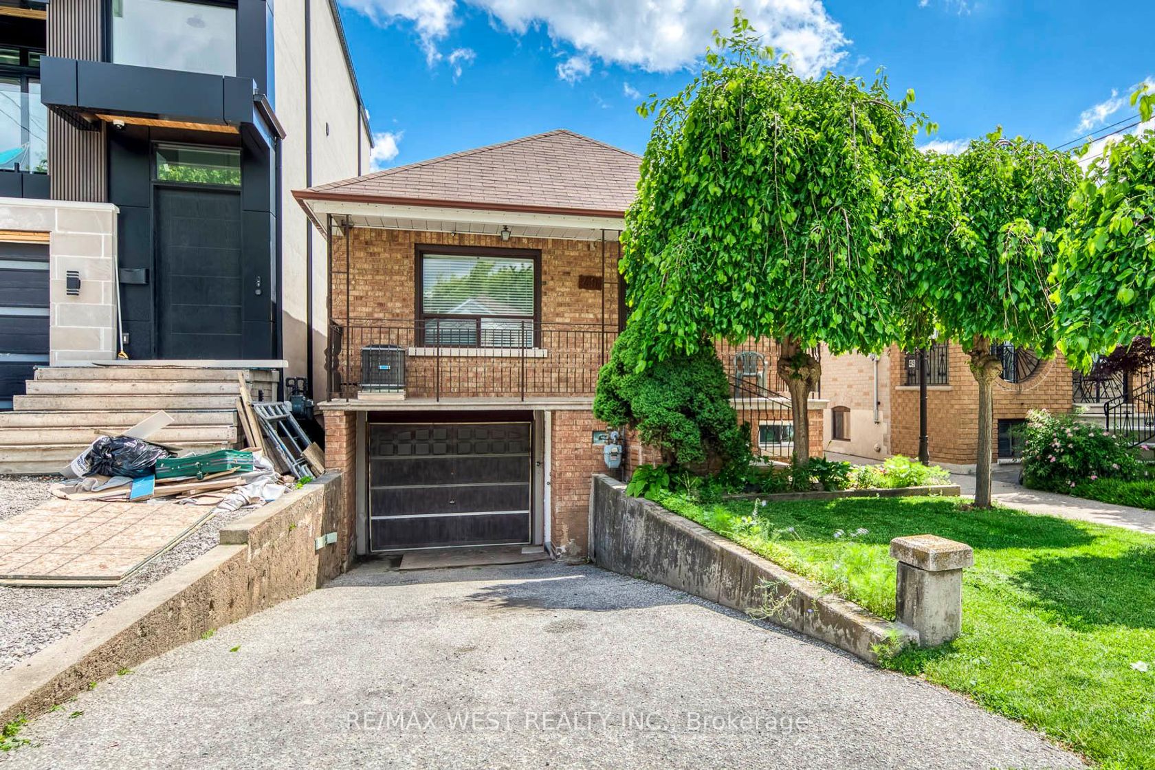 49 Montcalm Avenue, Belgravia, Toronto 