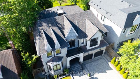 Photo 2 at 9 Calderon Crescent, Newtonbrook West, Toronto