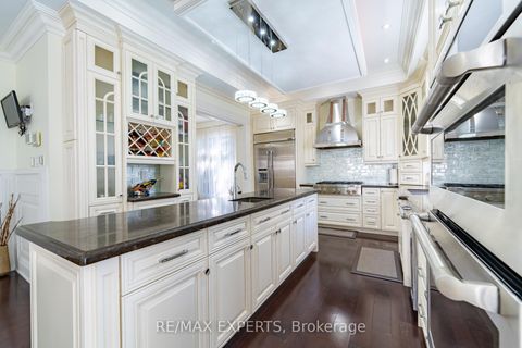 Photo 10 at 9 Calderon Crescent, Newtonbrook West, Toronto