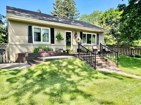 Photo 2 at 43 Colonial Avenue, Cliffcrest, Toronto