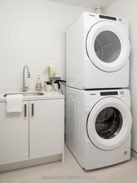 Photo 10 at 403 - 1 Strathgowan Avenue, Lawrence Park North, Toronto
