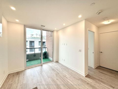 Photo 7 at 635 - 3100 Keele Street, CFB, Toronto