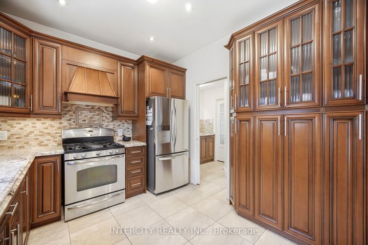 Photo 10 at 25 Lockheed Boulevard, Humber Heights, Toronto