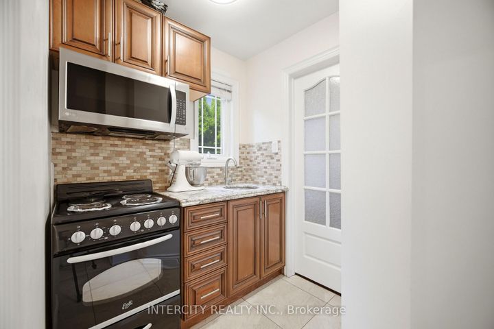Photo 12 at 25 Lockheed Boulevard, Humber Heights, Toronto
