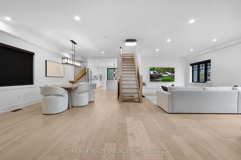 Photo 6 at 997 Mount Pleasant Road, Mount Pleasant East, Toronto