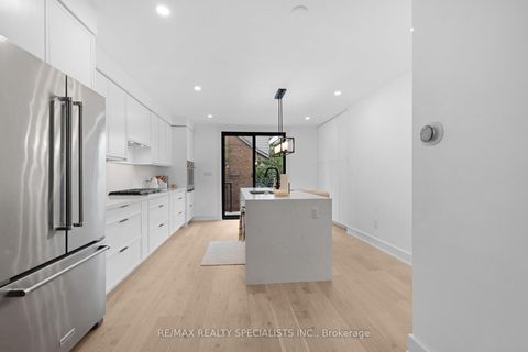Photo 12 at 997 Mount Pleasant Road, Mount Pleasant East, Toronto