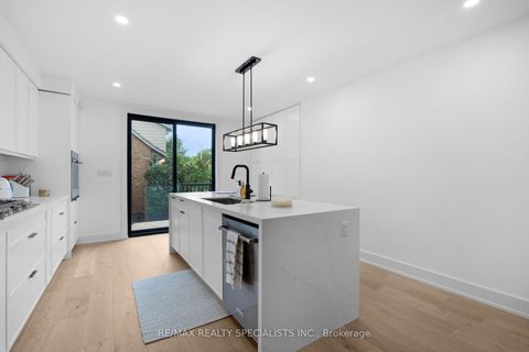 Photo 13 at 997 Mount Pleasant Road, Mount Pleasant East, Toronto