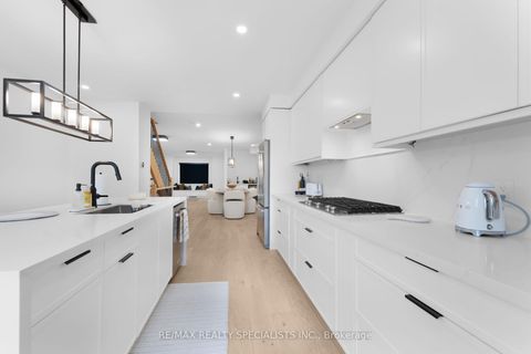 Photo 17 at 997 Mount Pleasant Road, Mount Pleasant East, Toronto