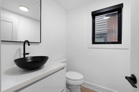 Photo 18 at 997 Mount Pleasant Road, Mount Pleasant East, Toronto