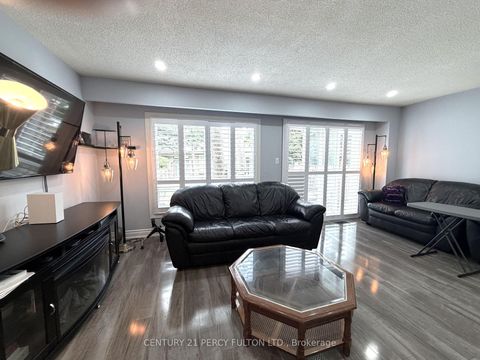 Photo 8 at 26 Robbinstone Drive, Malvern, Toronto
