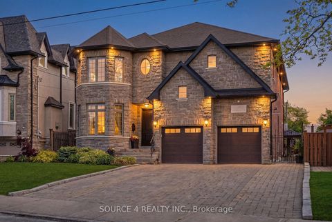 Photo 2 at 39 Amesbury Drive, Amesbury, Toronto