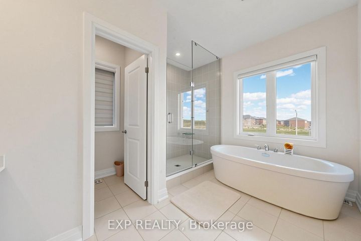Photo 25 at 9 Backhouse Drive, Rural Richmond Hill, Richmond Hill