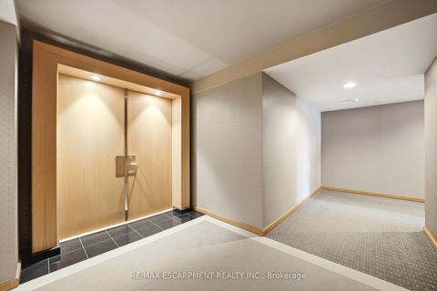 Photo 4 at 803E - 460 Queens Quay Way W, Waterfront Communities C1, Toronto