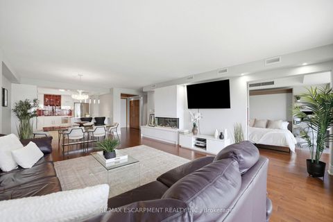 Photo 10 at 803E - 460 Queens Quay Way W, Waterfront Communities C1, Toronto
