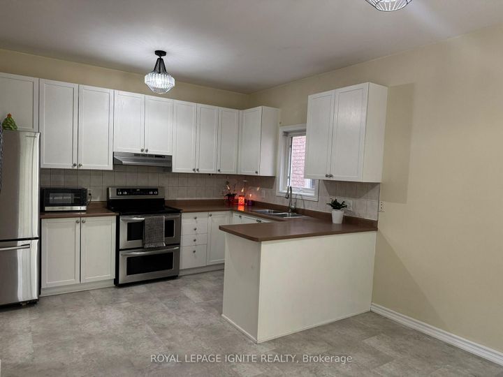 Photo 4 at 90 Sir Jacobs Crescent, Fletcher's Meadow, Brampton