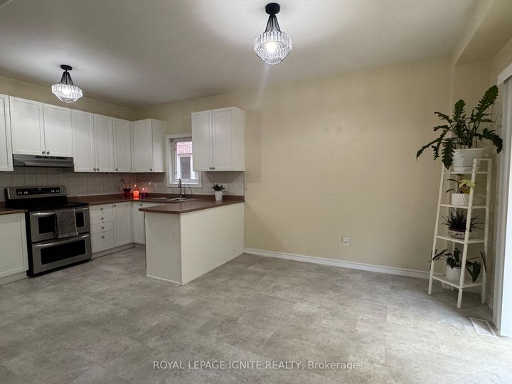 Photo 5 at 90 Sir Jacobs Crescent, Fletcher's Meadow, Brampton