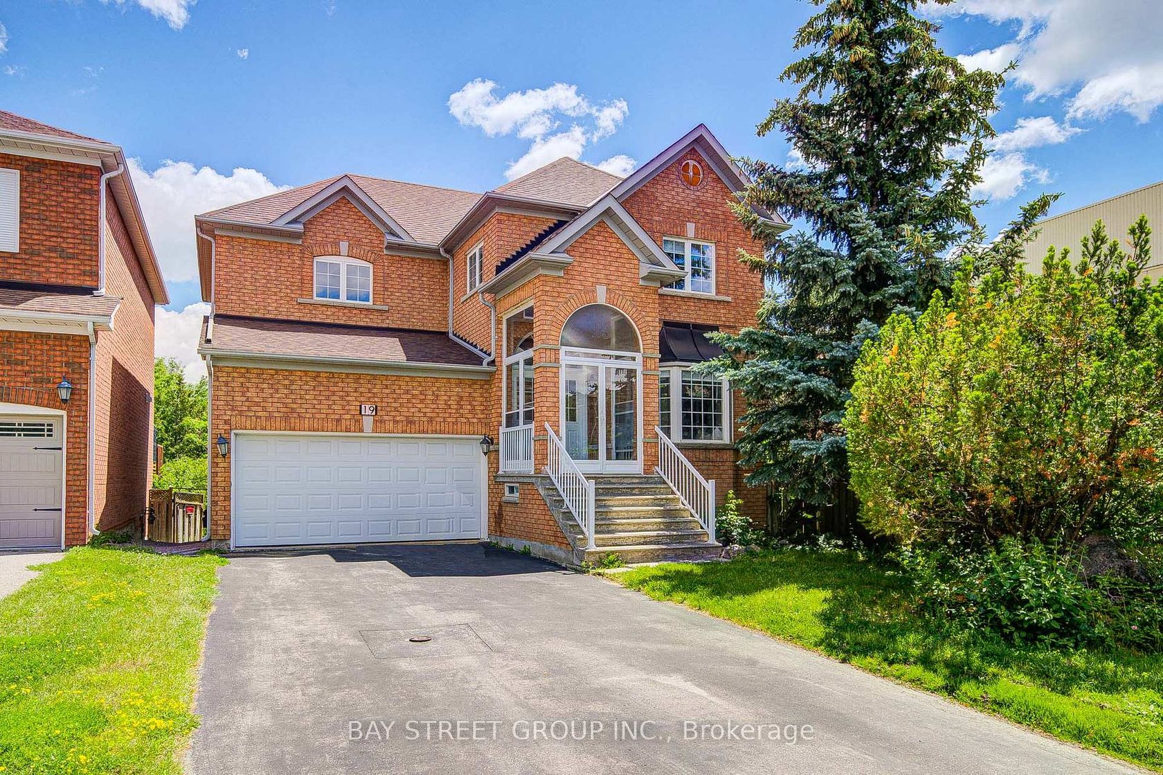 19 Fountain Court, Rouge Woods, Richmond Hill photo number 2