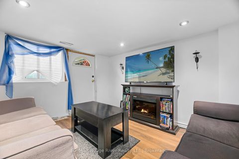 Photo 18 at 87 Craiglee Drive, Cliffside, Toronto