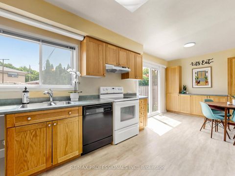 Photo 5 at 19 Davelayne Road, Humbermede, Toronto