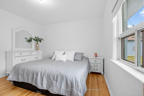 Photo 3 at 2 Del Ria Drive, Maple Leaf, Toronto