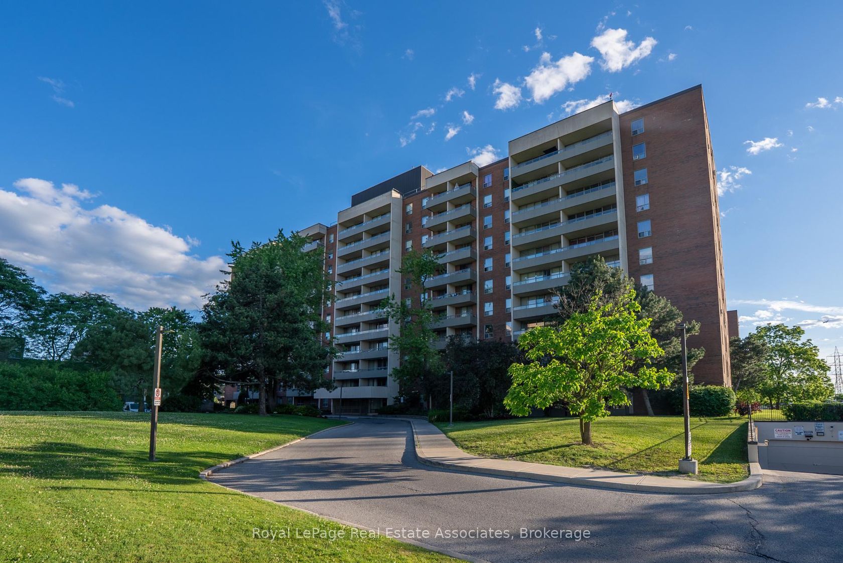 813 - 9 Four Winds Drive, York University Heights, Toronto 
