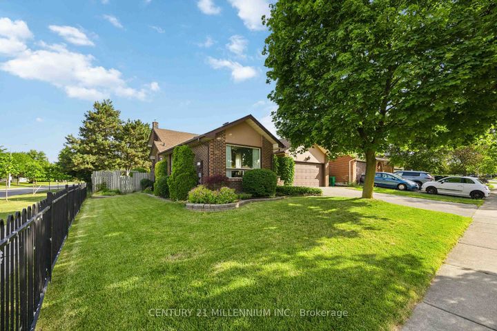 Photo 2 at 112 Blackthorn Lane, Brampton North, Brampton