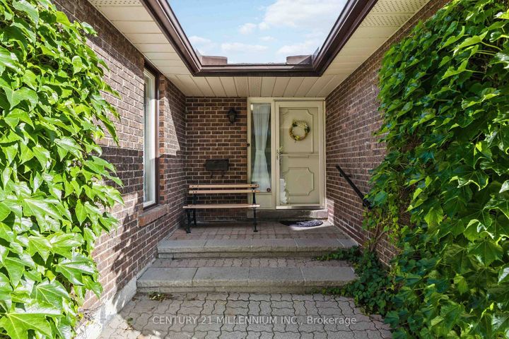 Photo 3 at 112 Blackthorn Lane, Brampton North, Brampton