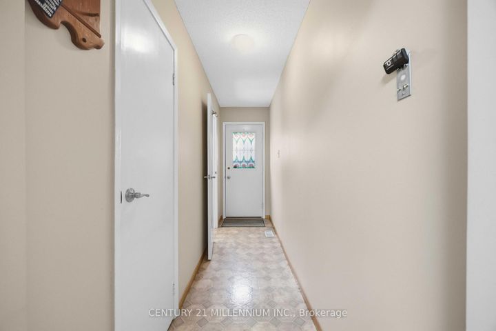 Photo 14 at 112 Blackthorn Lane, Brampton North, Brampton