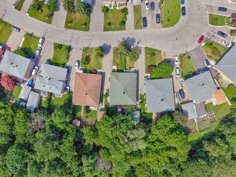 Photo 9 at 37 Newlin Crescent, Jane Heights, Toronto