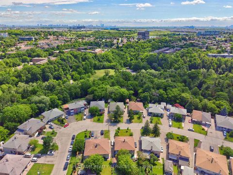 Photo 10 at 37 Newlin Crescent, Jane Heights, Toronto