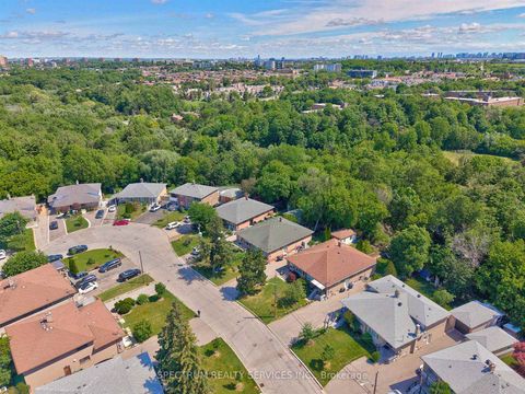 Photo 11 at 37 Newlin Crescent, Jane Heights, Toronto