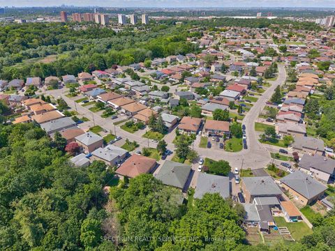 Photo 12 at 37 Newlin Crescent, Jane Heights, Toronto