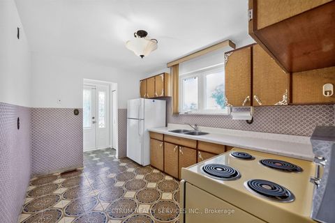 Photo 21 at 37 Newlin Crescent, Jane Heights, Toronto