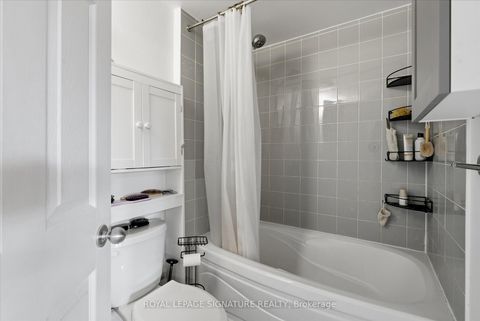 Photo 10 at 413 - 550 Front Street W, Waterfront Communities C1, Toronto