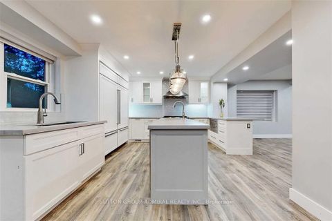 Photo 10 at 5 Donnybrook Lane, Kingsway South, Toronto