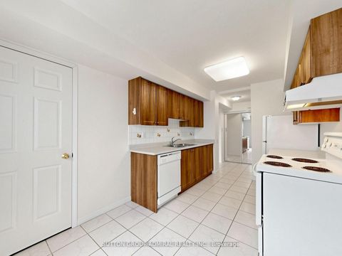 Photo 14 at 704 - 1 Emerald Lane, Yorkhill, Vaughan