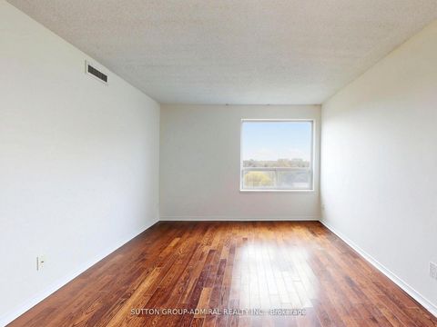 Photo 16 at 704 - 1 Emerald Lane, Yorkhill, Vaughan