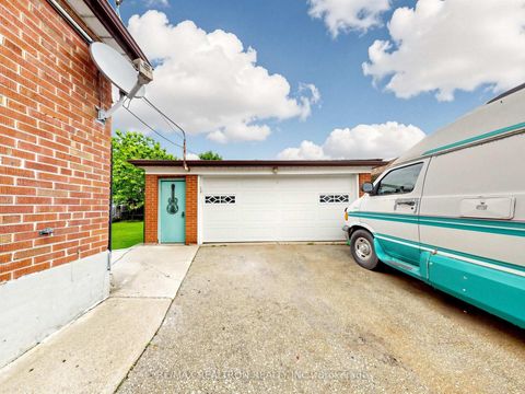 Photo 3 at 9 Clevedon Street E, CFB, Toronto