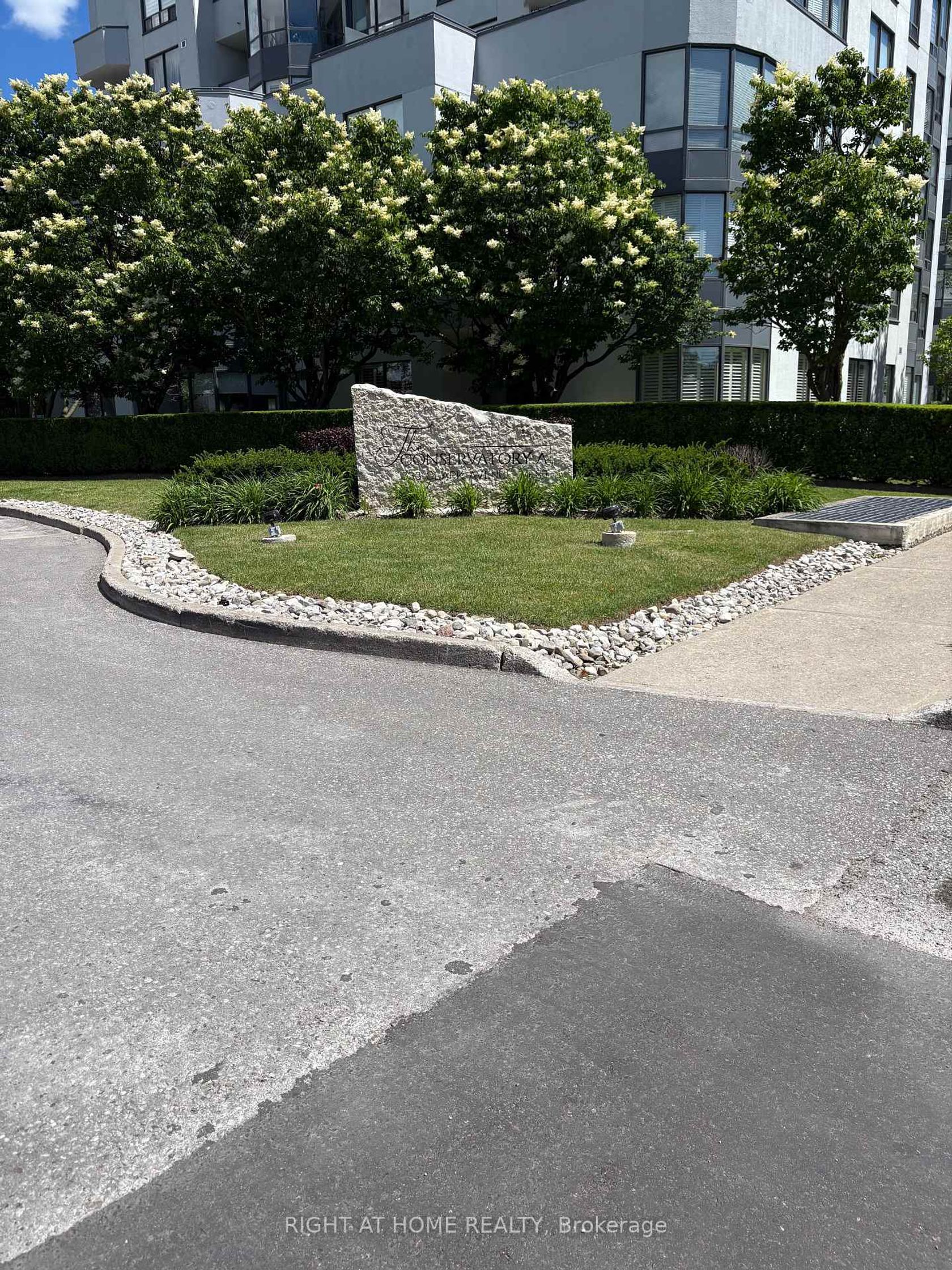 412 - 333 CLARK Avenue W, Yorkhill, Vaughan photo number 2