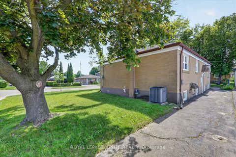 Photo 2 at 20 Alanbury Crescent, Woburn, Toronto