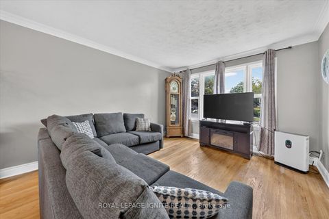 Photo 6 at 20 Alanbury Crescent, Woburn, Toronto