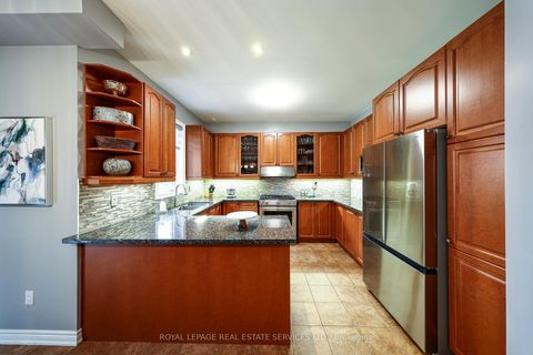 Photo 13 at 140 Humber Forest Court, Sonoma Heights, Vaughan